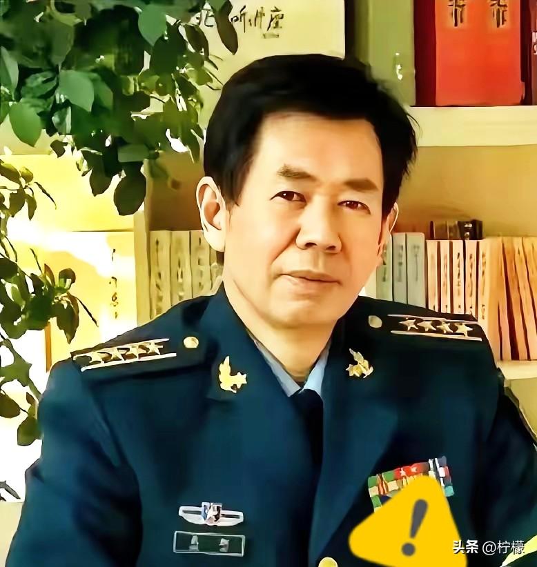 战争一旦打响，
别冲超市，先回家。
水要先备，每人每天3升，浴缸也要蓄水，至少撑