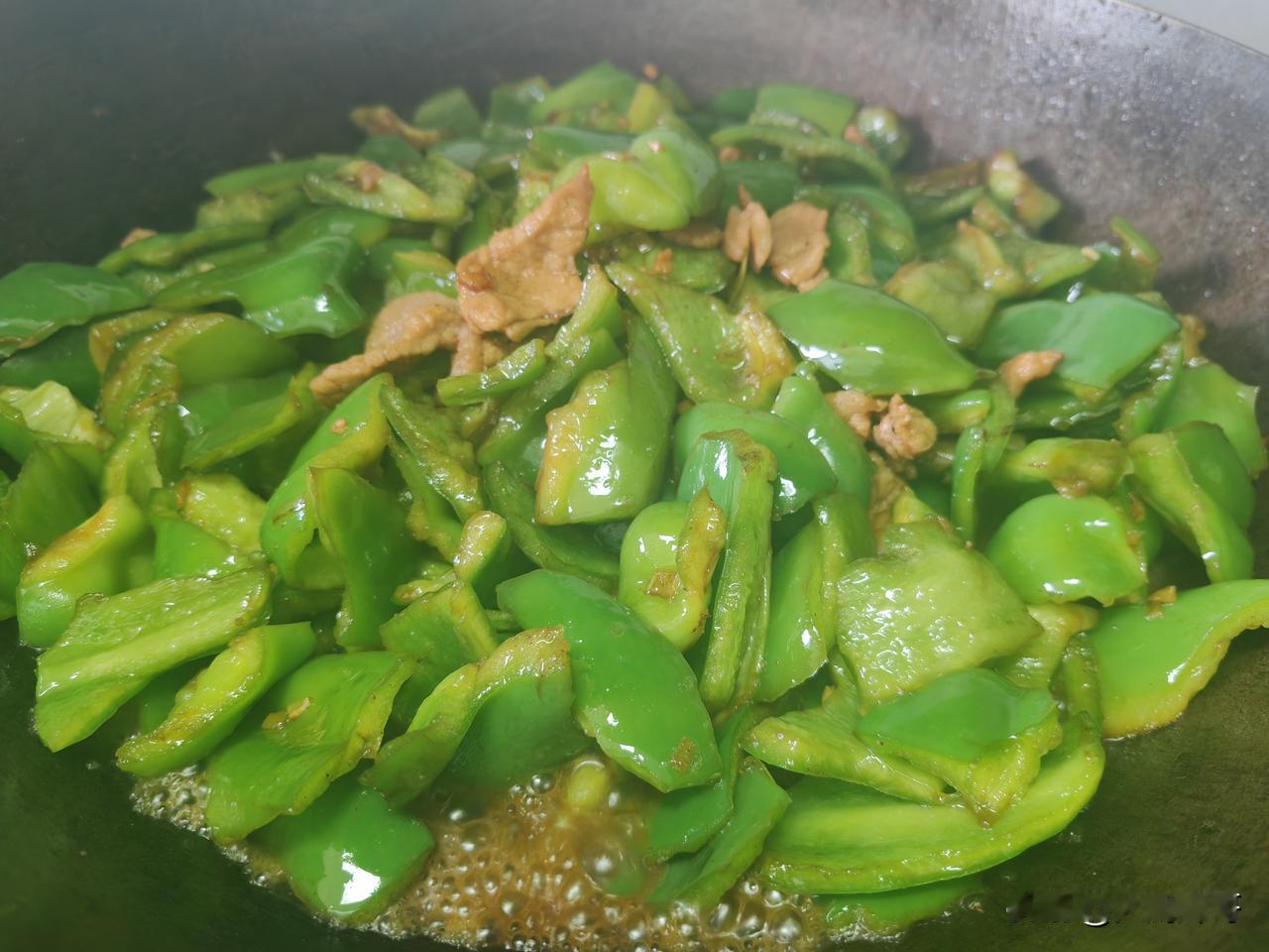 滨州北杨市场的东北盒饭每日菜品不重样！
今天有香辣下饭的小炒鸡腿肉,鲜嫩多汁。东