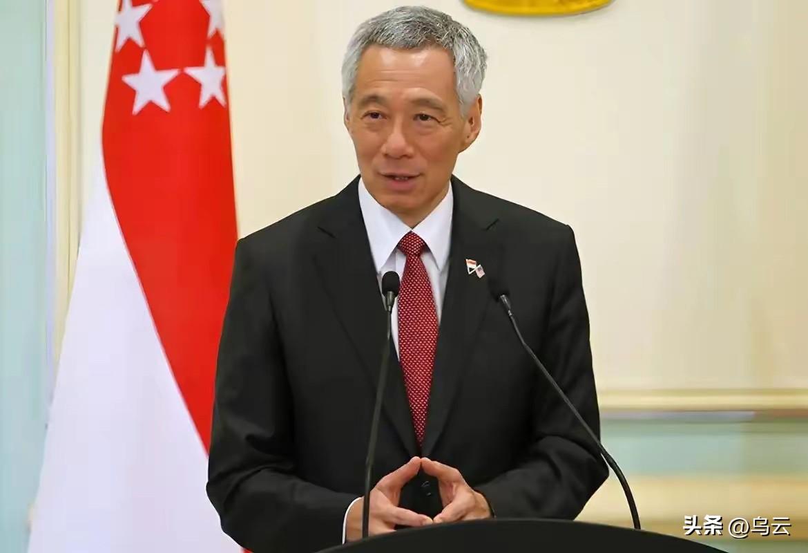 对新加坡不能心慈手软，新加坡前总理李显龙在日前的演讲中说，我们和中国人同宗同祖，