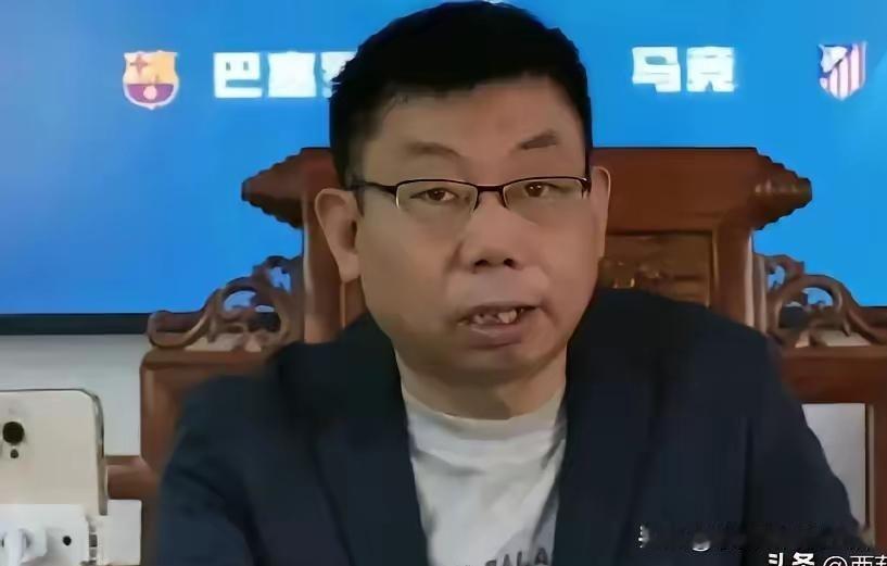 贺小龙把足球给讲没了。
杨毅把篮球给说散了。
老徐把财经给讲塌了。
于是乎，
贺