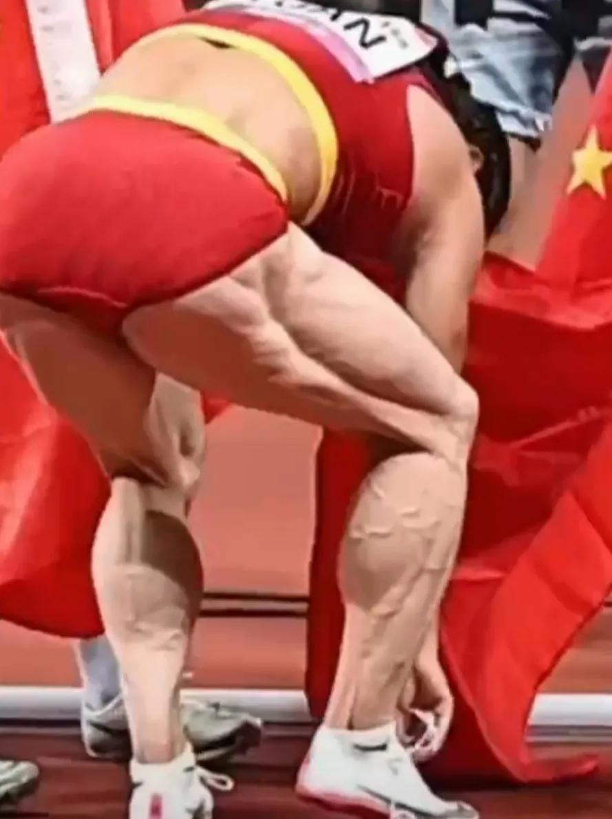 我相信，很多人都被袁琦琦腿部肌肉群震惊到了！
简直可以用“恐怖”来形容！

中国