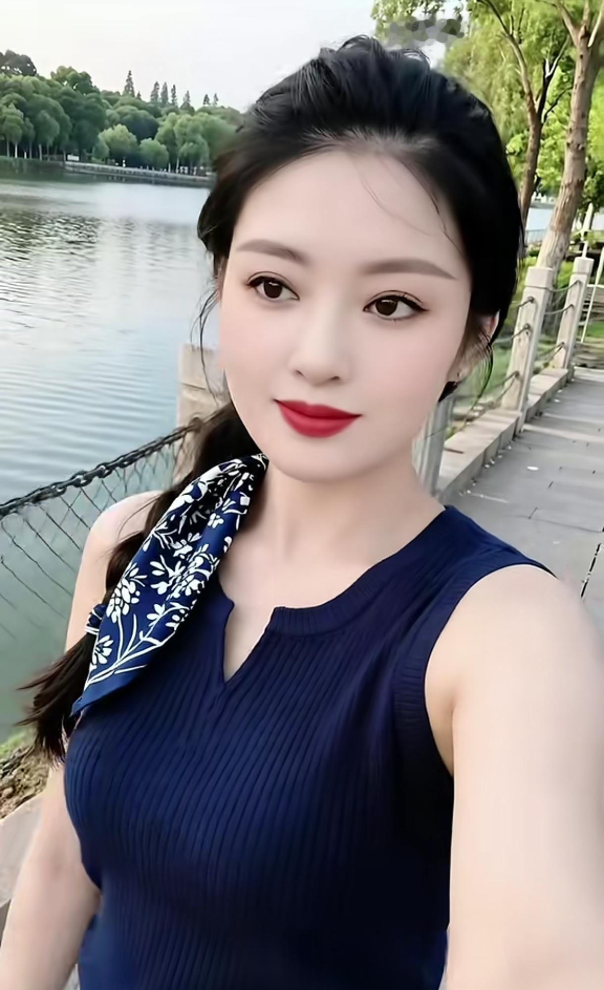 湖畔漫步，清新自然，红唇点缀，美不胜收！分享女神美图 湖畔气质照 湖畔仙姿漫步