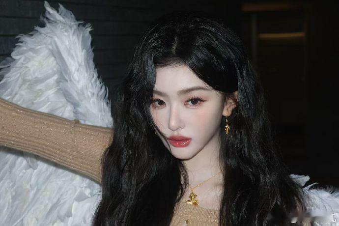 孔雪儿每张都封神的美貌 孔雪儿每张都封神的美貌真的是美的太权威了呀，在美貌这一块