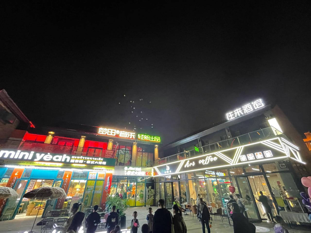    传统文化和现代商业结合的，兼顾文旅和商业的步行街之所以火爆，是因为它是对购