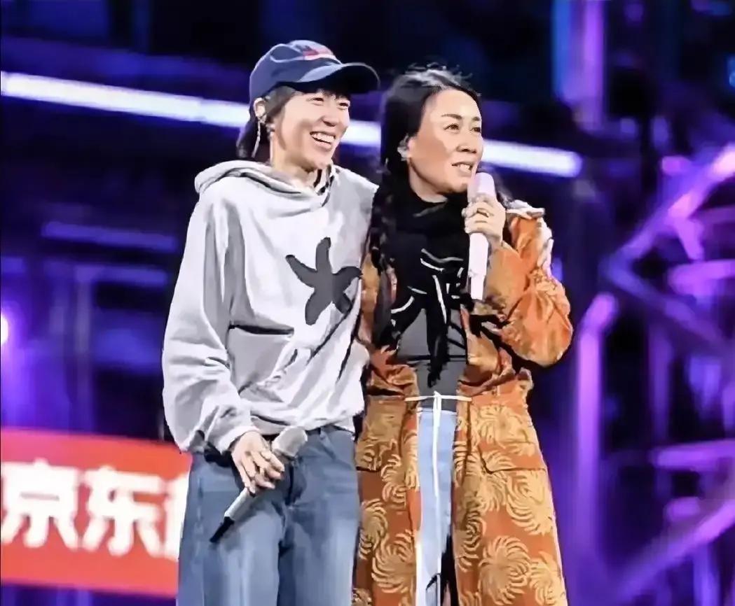 那英把窦靖童当亲闺女宠
 
台上喊老师，台下直接叫老那。
 
《声生不息》彩排，