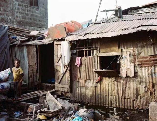 “血钻之国”塞拉利昂：满地财富却苦不堪言，10条命换一克拉钻石
塞拉利昂，这么个