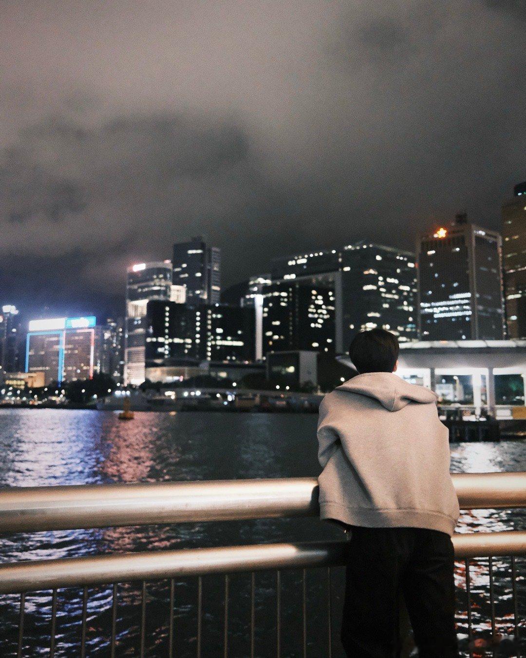 张凌赫港漂蒋峤西带大家看看风景 蒋峤西的镜头总对着街角老店，“排挡的烟火气比剧本