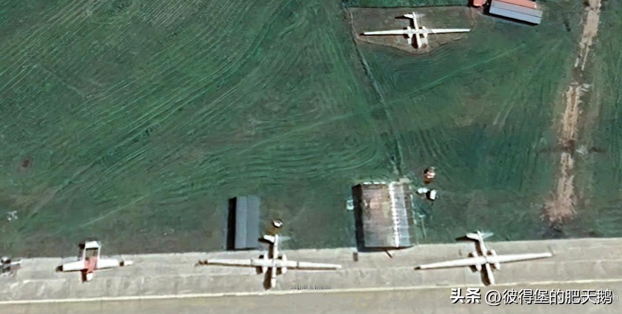 这是卫星拍摄到的俄罗斯某机场中停放的“牵牛星”重型中高空长航时察打一体无人机，