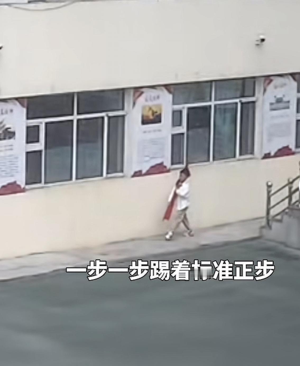 最动人的爱国模样，藏在空无一人的校园里

事情发生在哈尔滨靖宇小学，放学了，学生