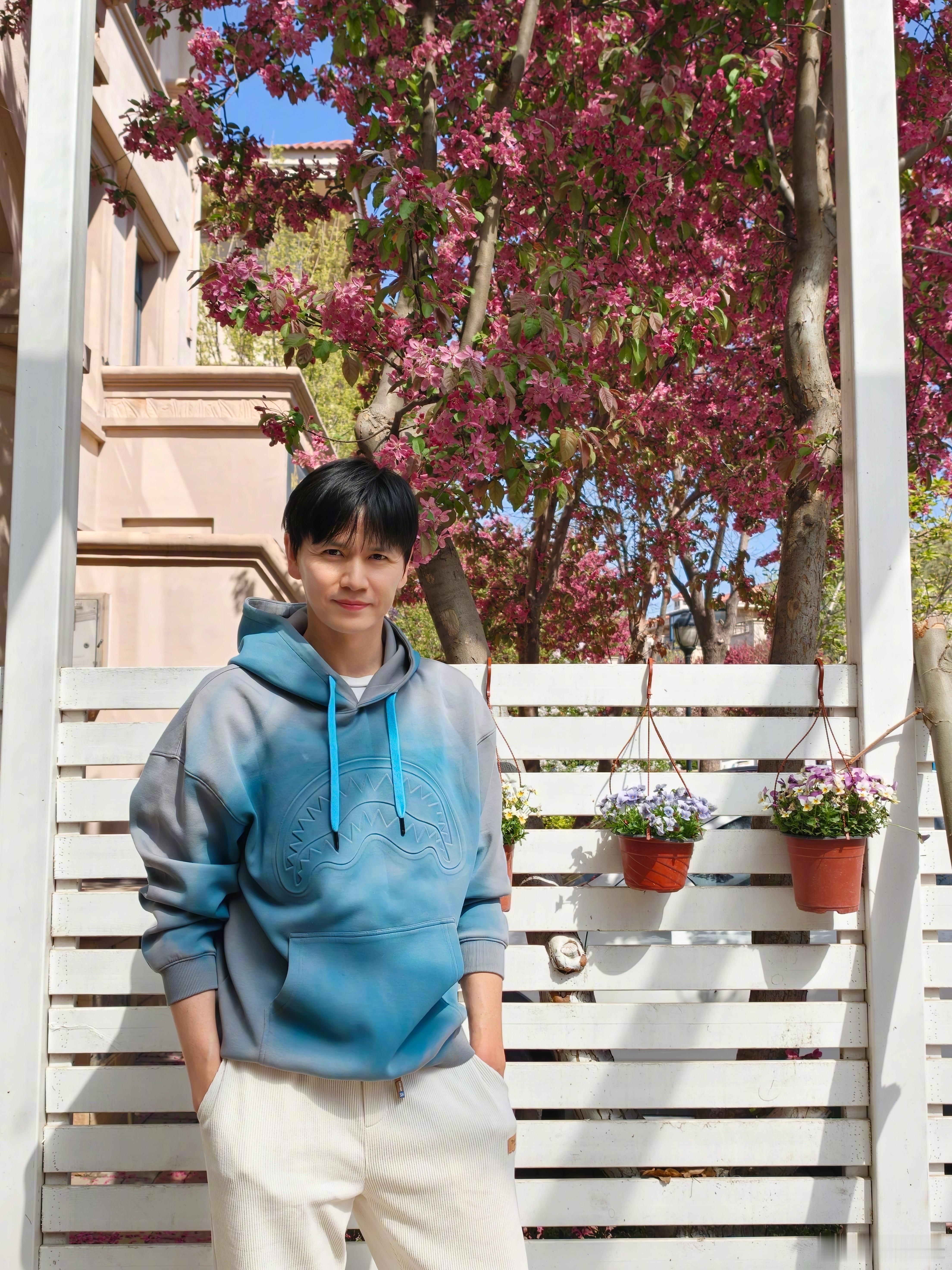 春天的阳光和煦温暖。你们今年在哪里赏春花呢？不负每一次热爱鲍春来