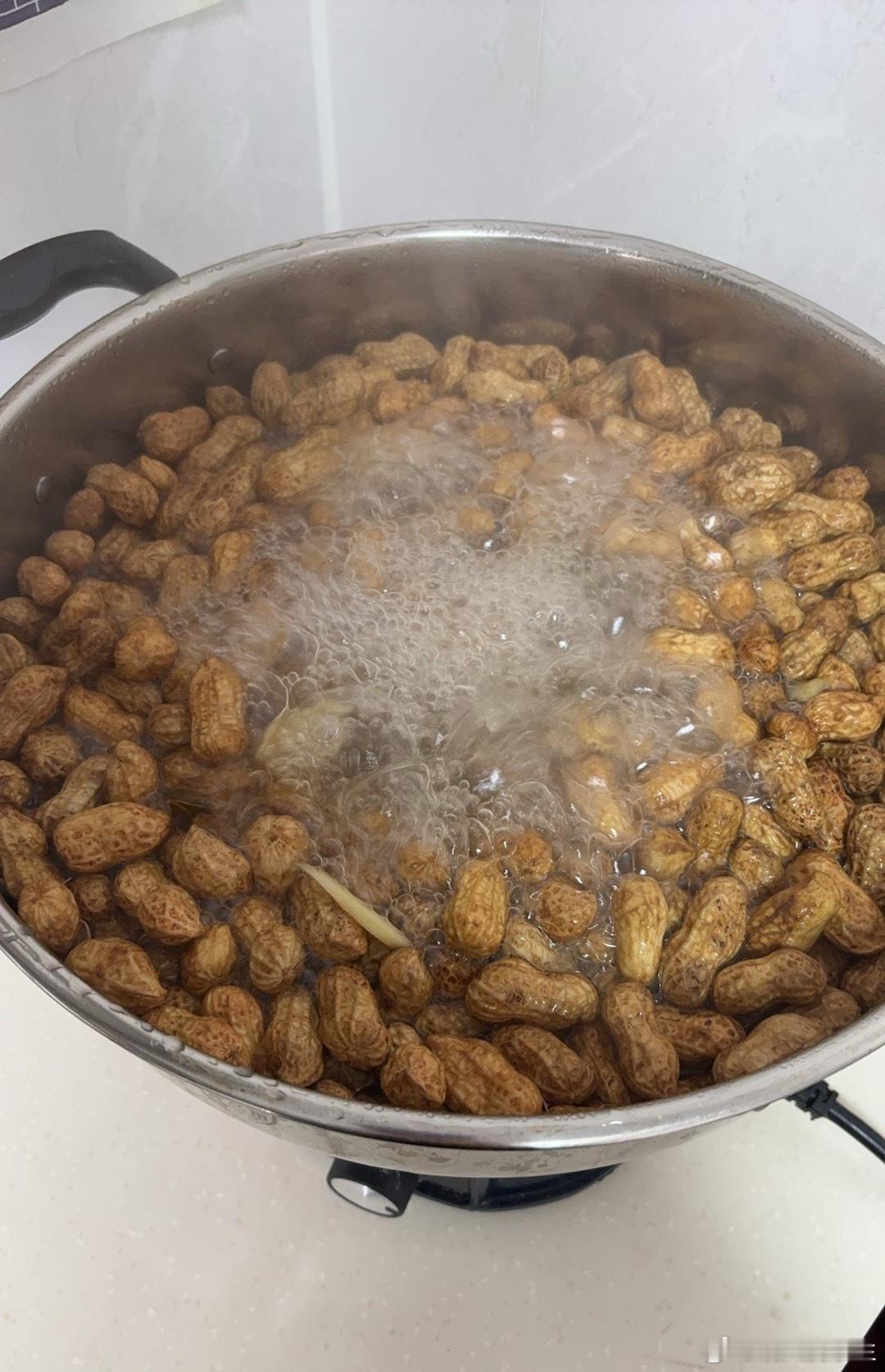 煮个红粒的花生～红粒花生好吃是好吃就是个头小了点～ 
