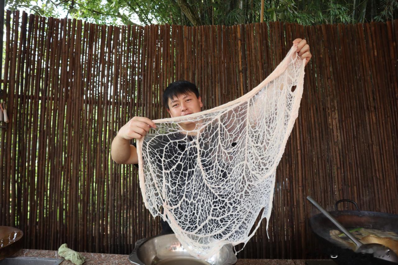 离开了学校这变成了一个不是很重视的节日，但是我依旧记得教过我知识的每一个学校老师