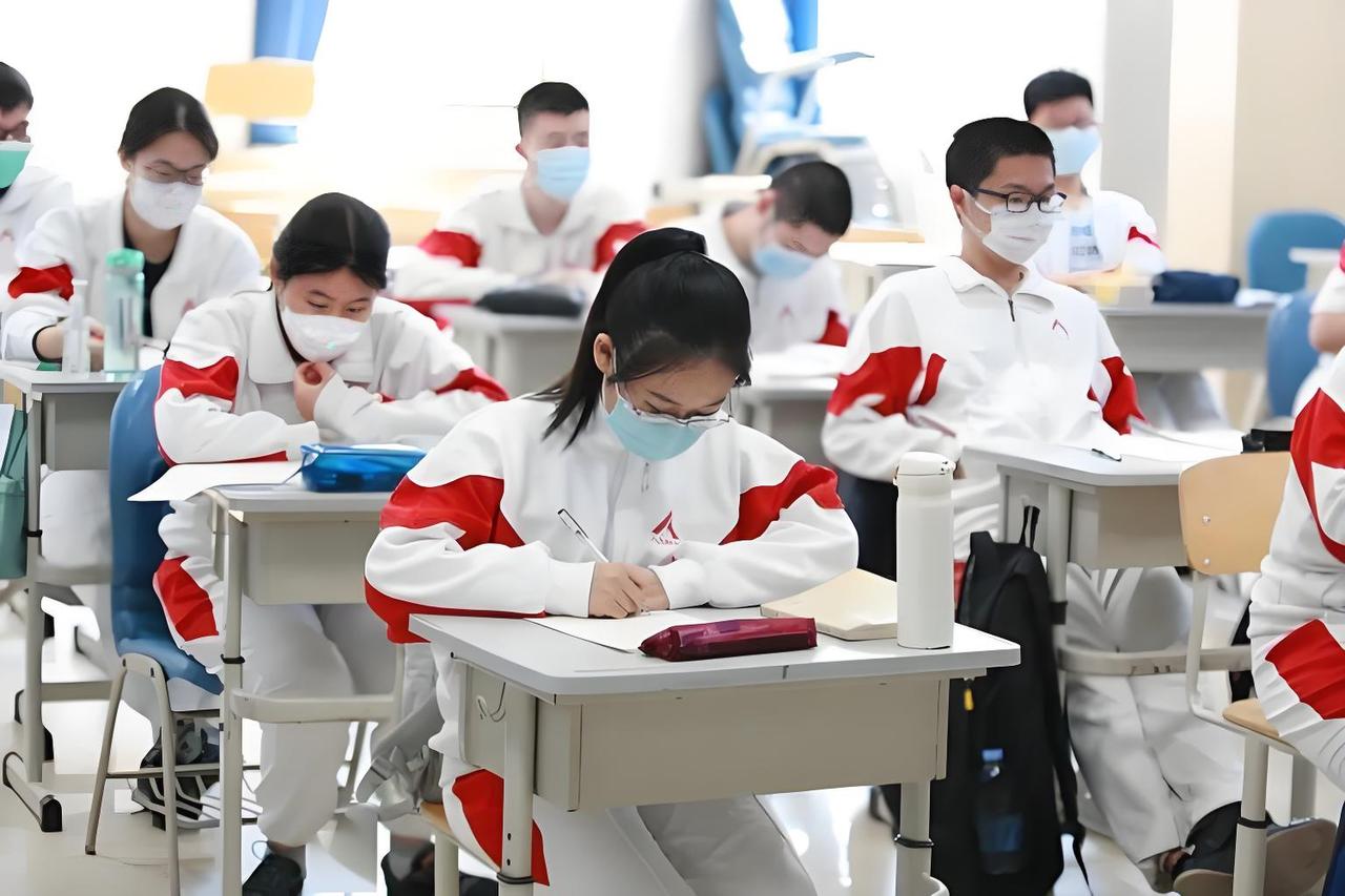 高一数学突然跟不上😭成绩断崖下滑真的太正常了！
很多同学中考数学还能拿高分，一