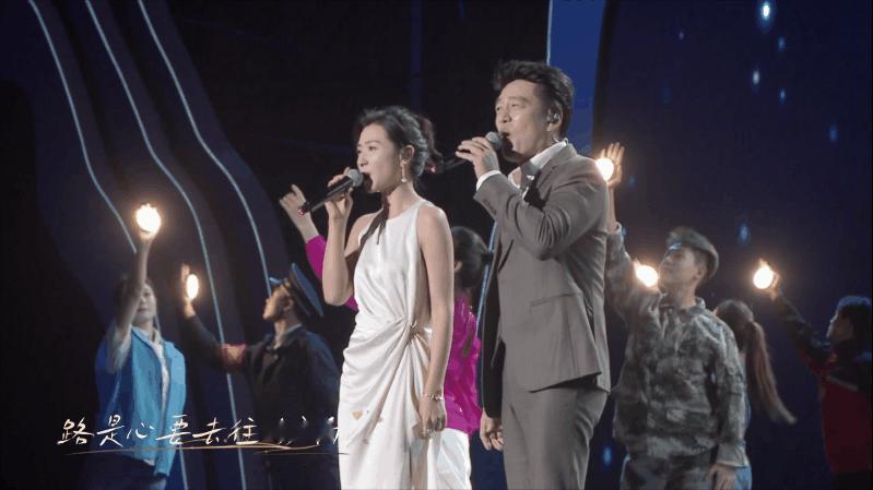 #重阳节听完这首歌想家了#万茜、王耀庆同台合唱《一盏灯火一个家》🎤，#万茜王耀