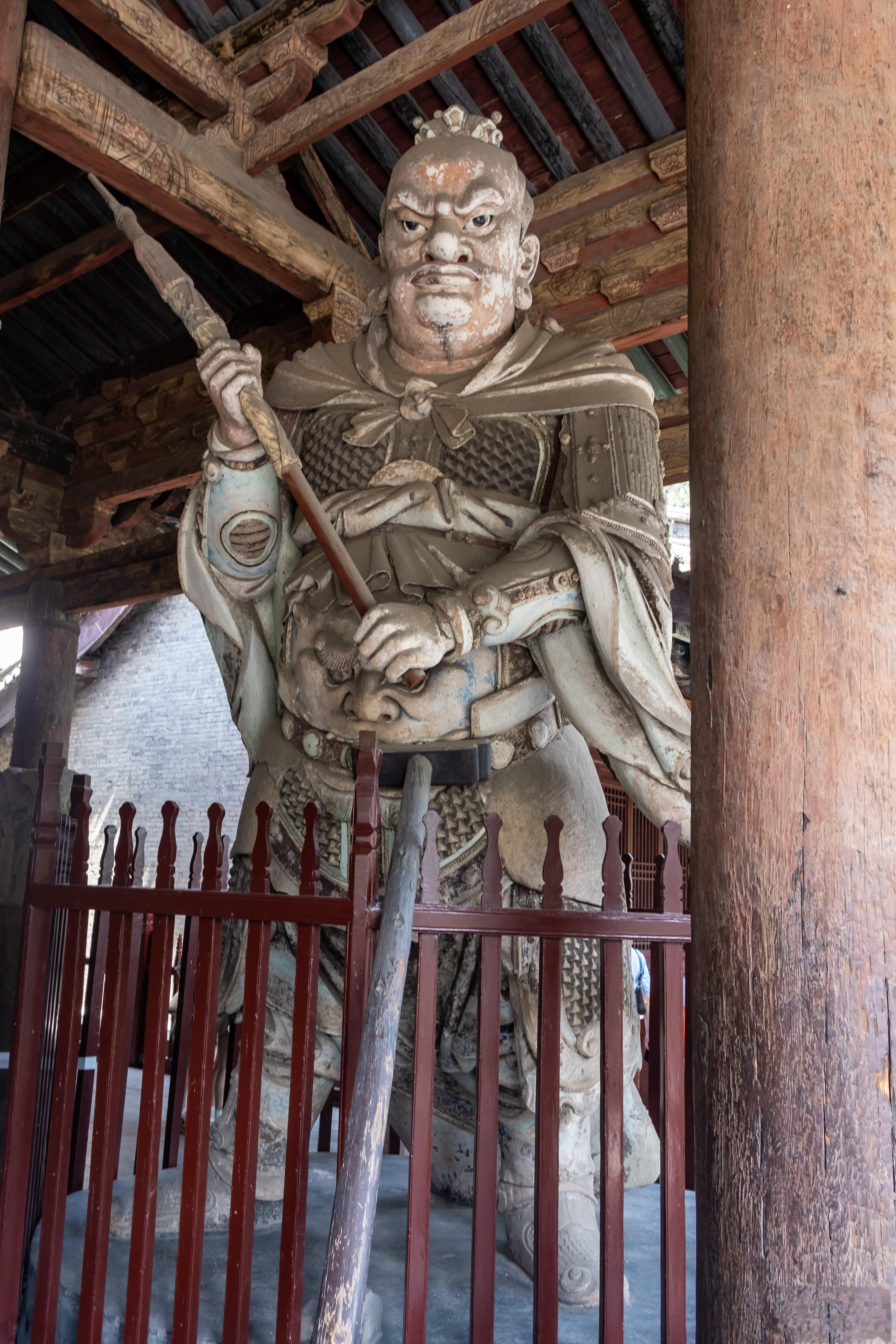 晋祠圣母殿前廊两尊武士泥塑，北侧一尊为宋代原装，南侧一尊是1950年重塑的北侧：