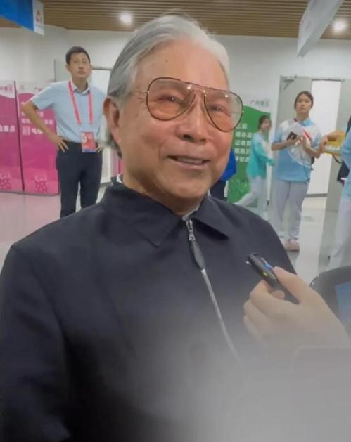 郭晶晶赢麻了！
全运会举火炬，
霍家五口全员来捧场


郭晶晶站在开幕式上
手里