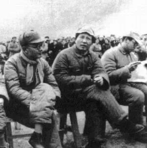 毛泽东面对一次又一次的阴谋和暗杀，向来从容淡定。他曾说：“蒋介石请我去南京，我去