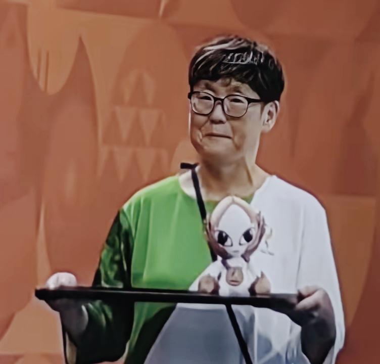 礼仪大妈大叔爆红名古屋亚运奖台发奖仪式！为了节俭，日本动员65岁以上，有类似发奖