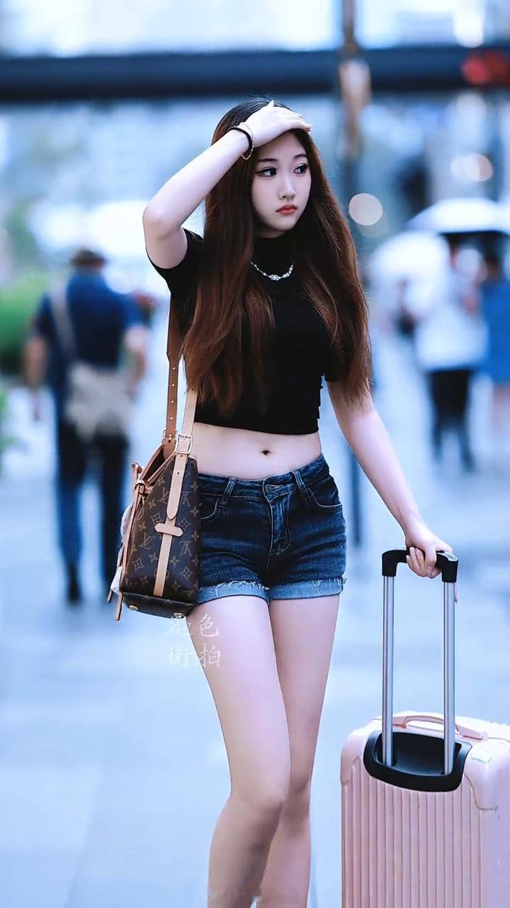【成都街拍】有这样的女朋友，你几点回家？丨摄影拍照每日穿搭