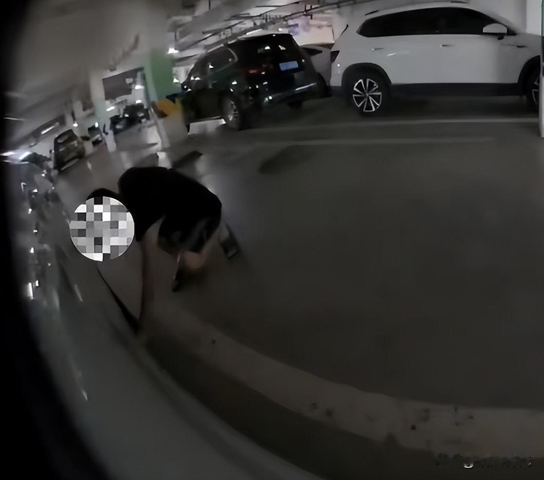 “天生坏种！”四川成都，男子发现有业主经常违规停车，导致自己的车无法出行。于是，