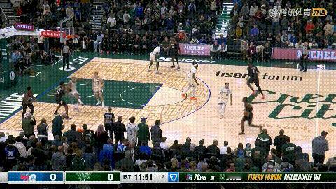 76人超级巨星乔治真是太猖狂了！在今天进行的76人和雄鹿的焦点战中，当时比赛进行