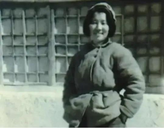 1937年，地主王学文发现一20岁女兵躺在家门口，见四下无人，直接将女兵扛到了炕