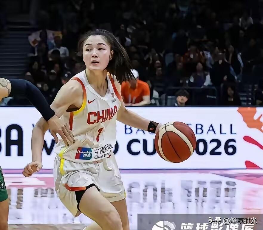 不可否认，张曼曼外形亮眼，身材高挑五官出众，站在球场上气质十足，是这支女篮队伍里