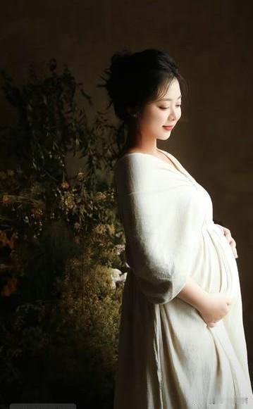 这不是谭松韵吗？啥情况？怀孕了！？
刚刚看到这张照片吓我一跳，心里还在想这照片要