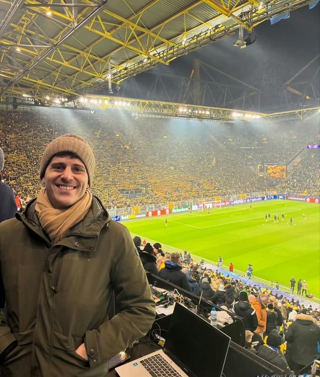 樊振东越是“推开”粉丝，粉丝的热情越是“反噬”。
他不要集资，不开微博，只求赛场