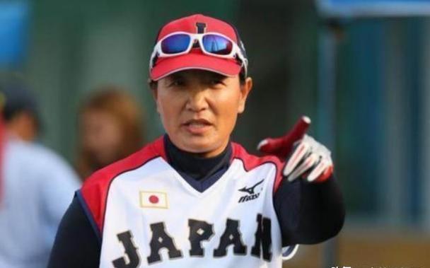 “我放弃中国国籍，成为一名日本人，就是为了打败中国队”，而她的父亲则公开回应：“