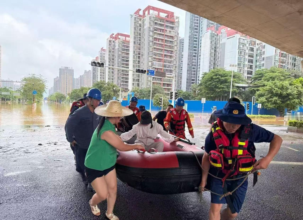 【风雨同舟护新生 平凡英雄显担当】7月10日，广西贵港市港北区仍处于内涝中心，部
