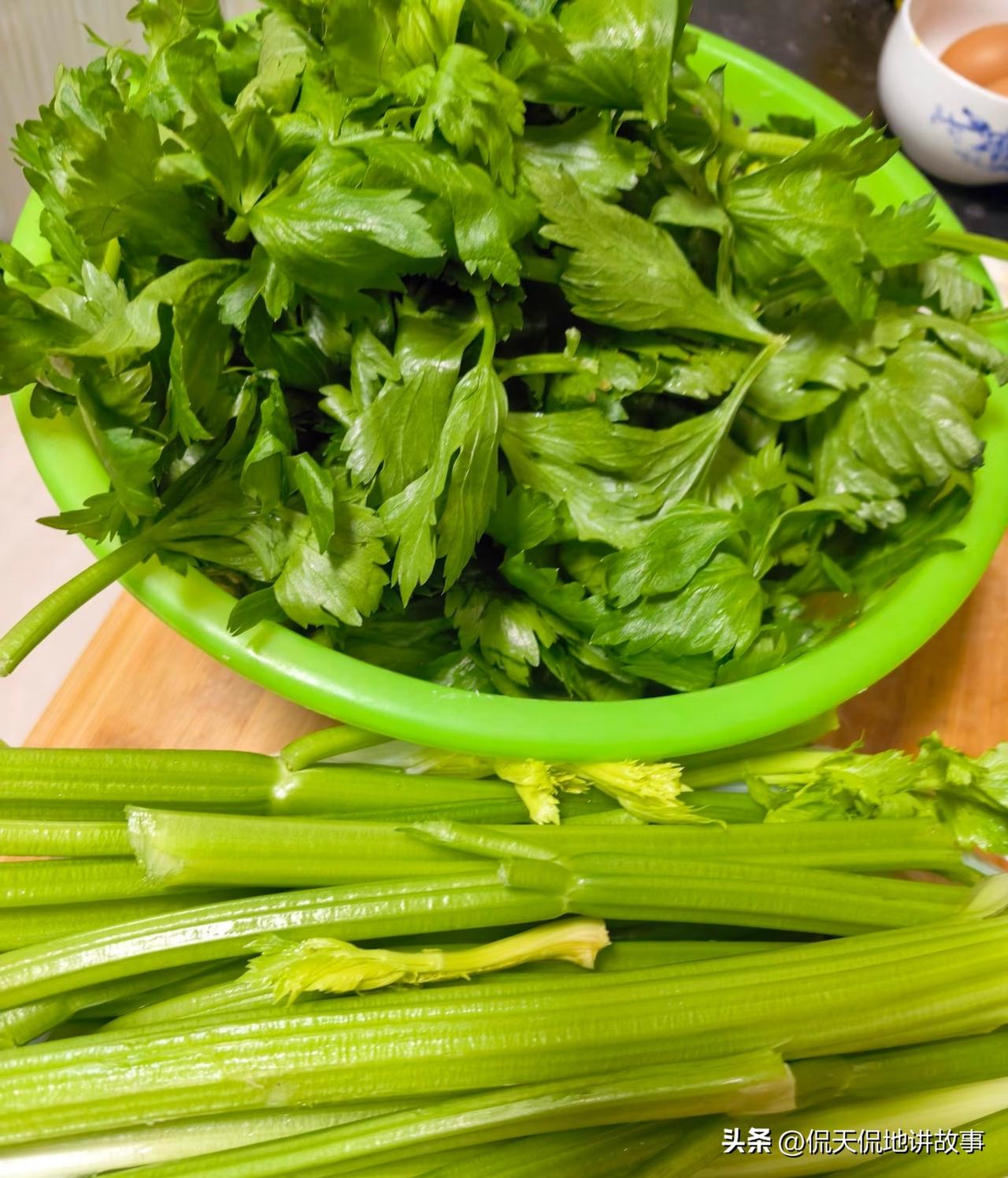 有人觉得芹菜叶口感差、发苦不爱吃，这很正常，但嫩叶子完全没问题，味道比芹菜杆还浓