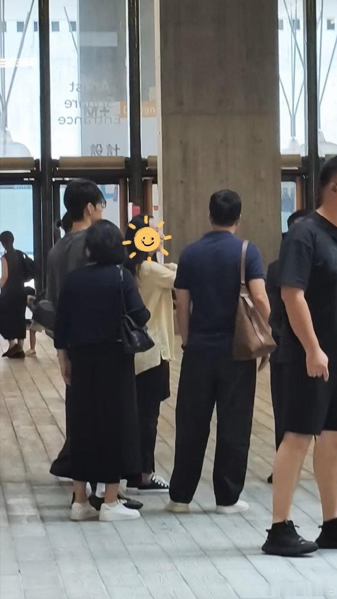 香港偶遇肖战一家逛街网友香港偶遇肖战一家香港街头偶遇肖战和家人逛街 