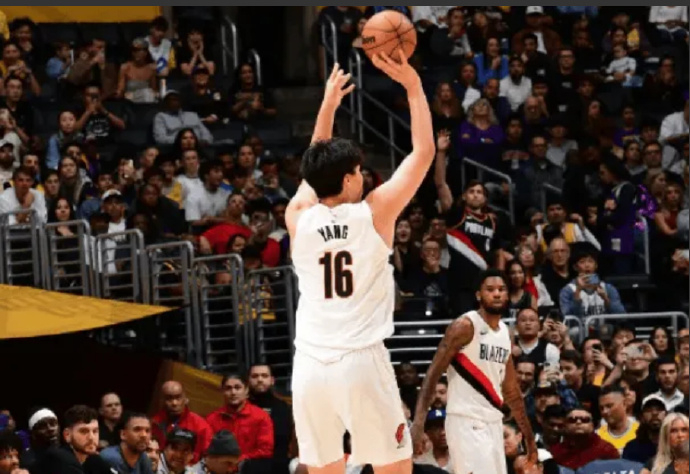 李凯尔夸赞杨瀚森 今天九点，开拓者将客场挑战爵士。赛前，爵士球员谈到时说：“我看