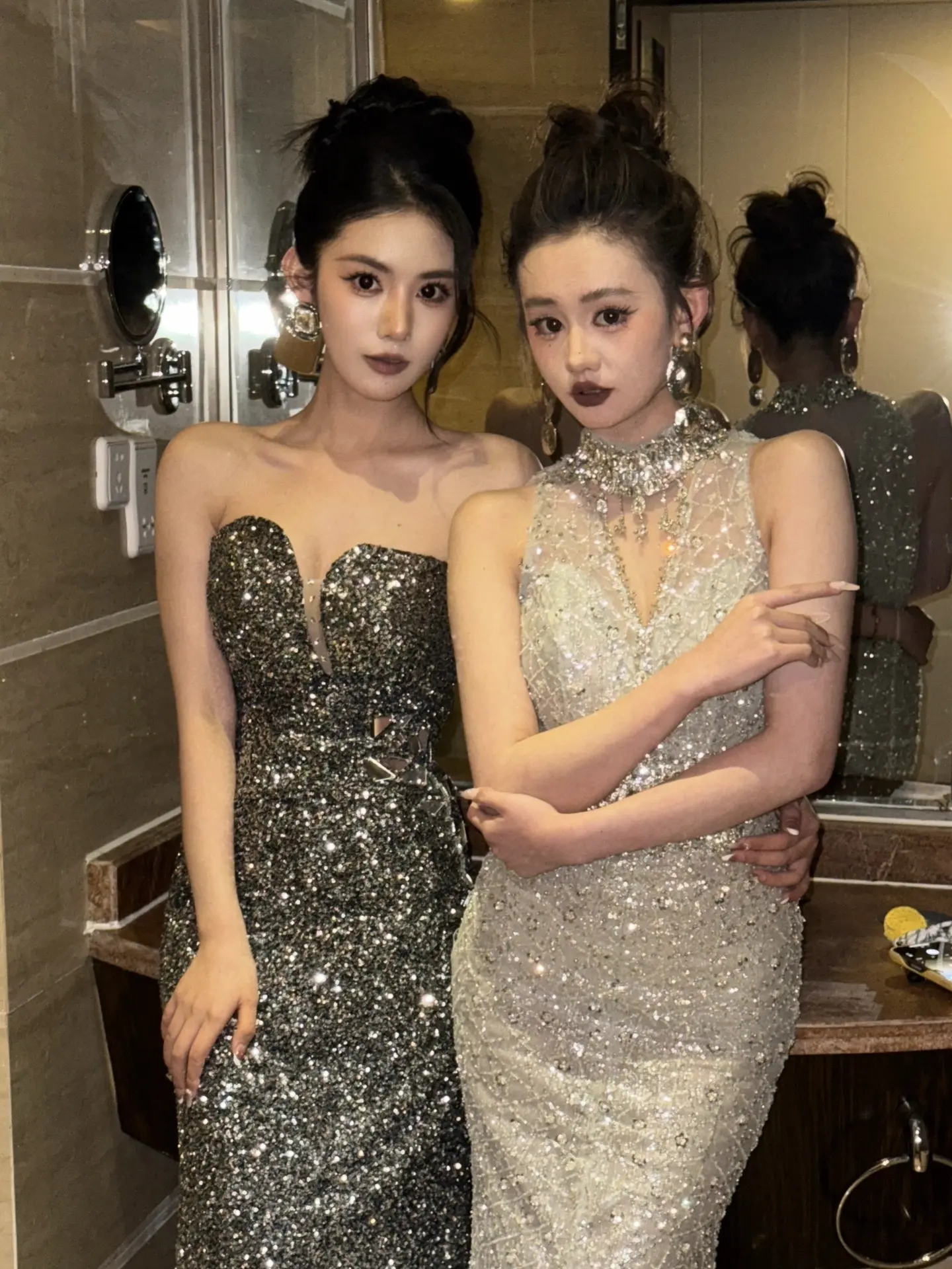 装美女好累 还好我俩是真美女。