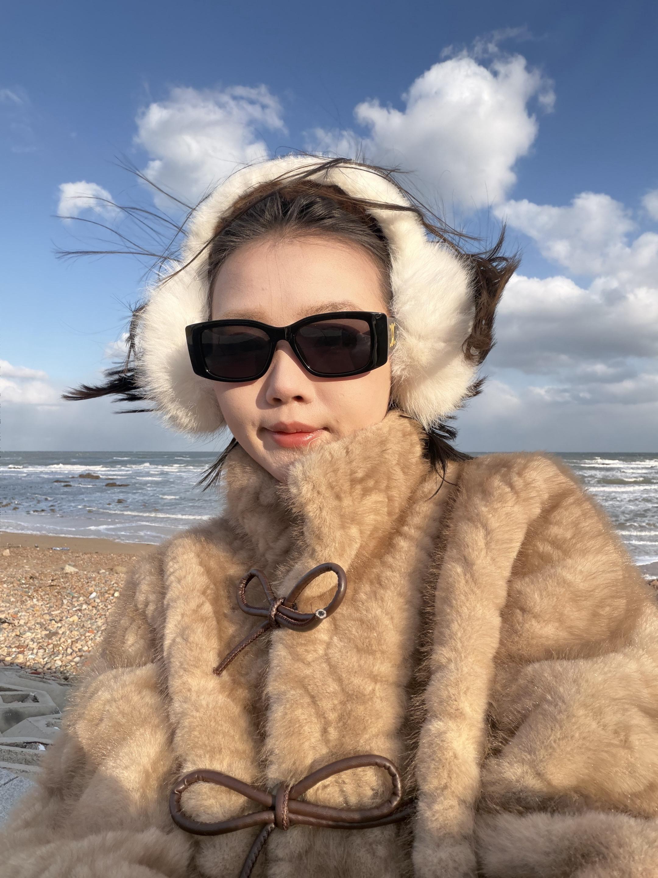 很难概括你到底给予了我什么 于是我想了又想 终于确定 爱和伤害 并不相悖