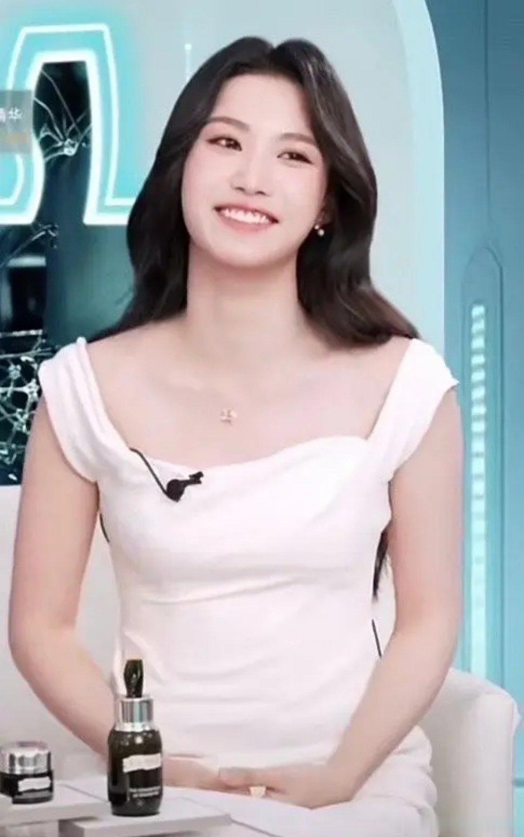 卢昱晓这是长辈们都会喜欢的长相和身材吧，胖乎乎的有福～ ​​​