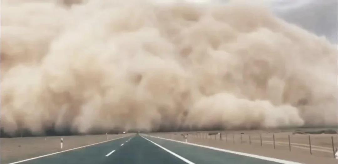 应该没人比我拍的壮观吧！乌鲁木齐沙尘暴
我看过沙漠下暴雨 沙尘暴
我都不知道我是
