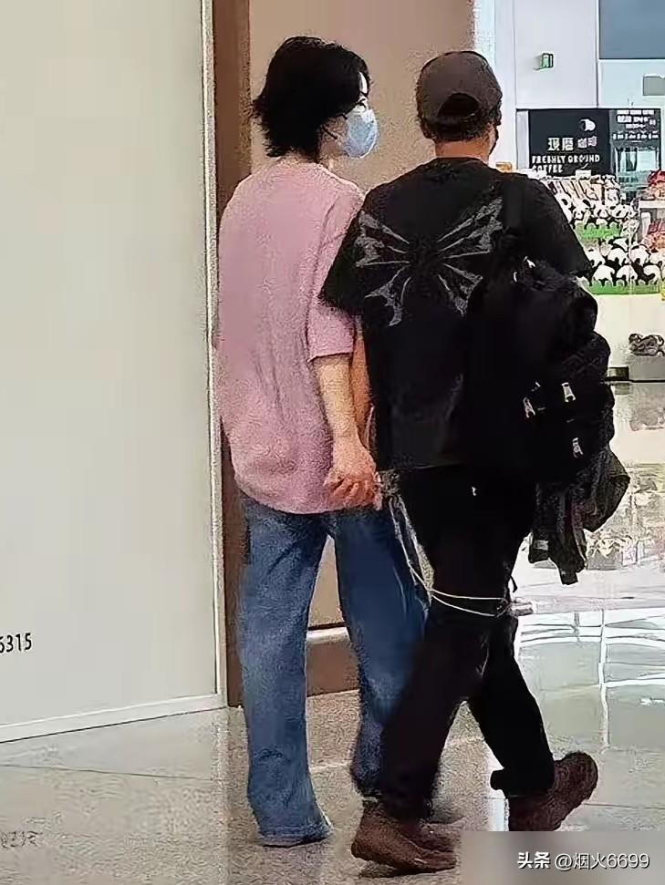 彻底颠覆！谢霆锋站在王菲旁边，竟然活生生被衬成了“小男人”？
看这张同框照，
王