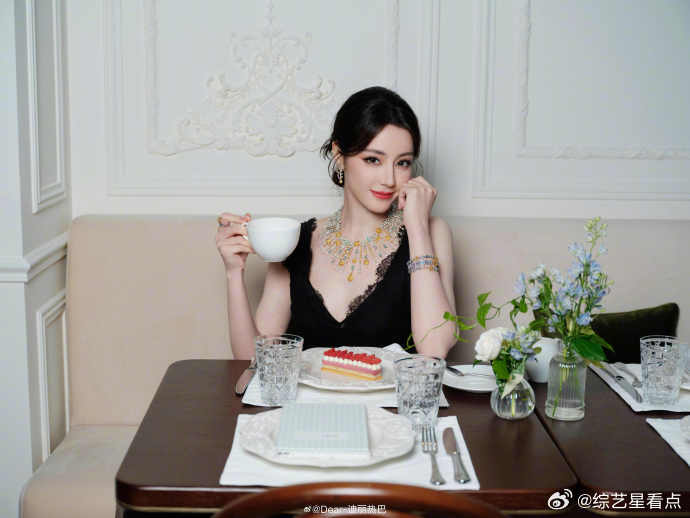 迪丽热巴和迪奥共度了美好的夜晚  迪丽热巴迪奥晚宴照真的好像童话里的公主本人，度