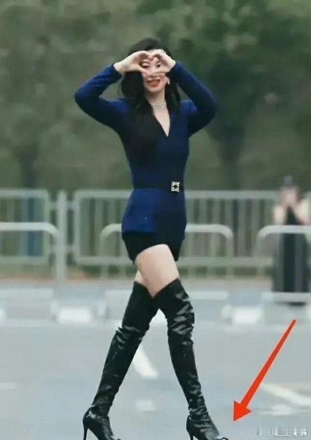  还真乃是第一次见识到露脚趾的靴。 ​​​