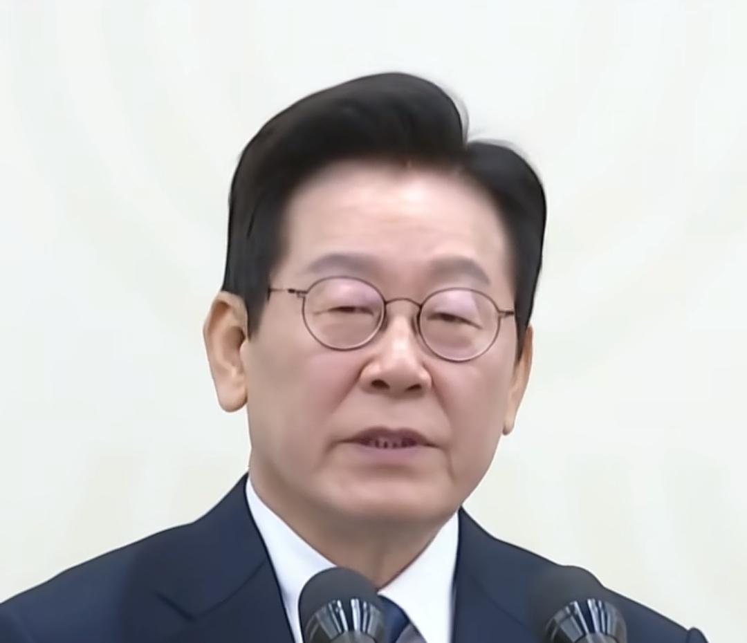 中东这边还在激战，东亚的韩国也不平静。
    这一天，韩国总统李在明把韩国所有