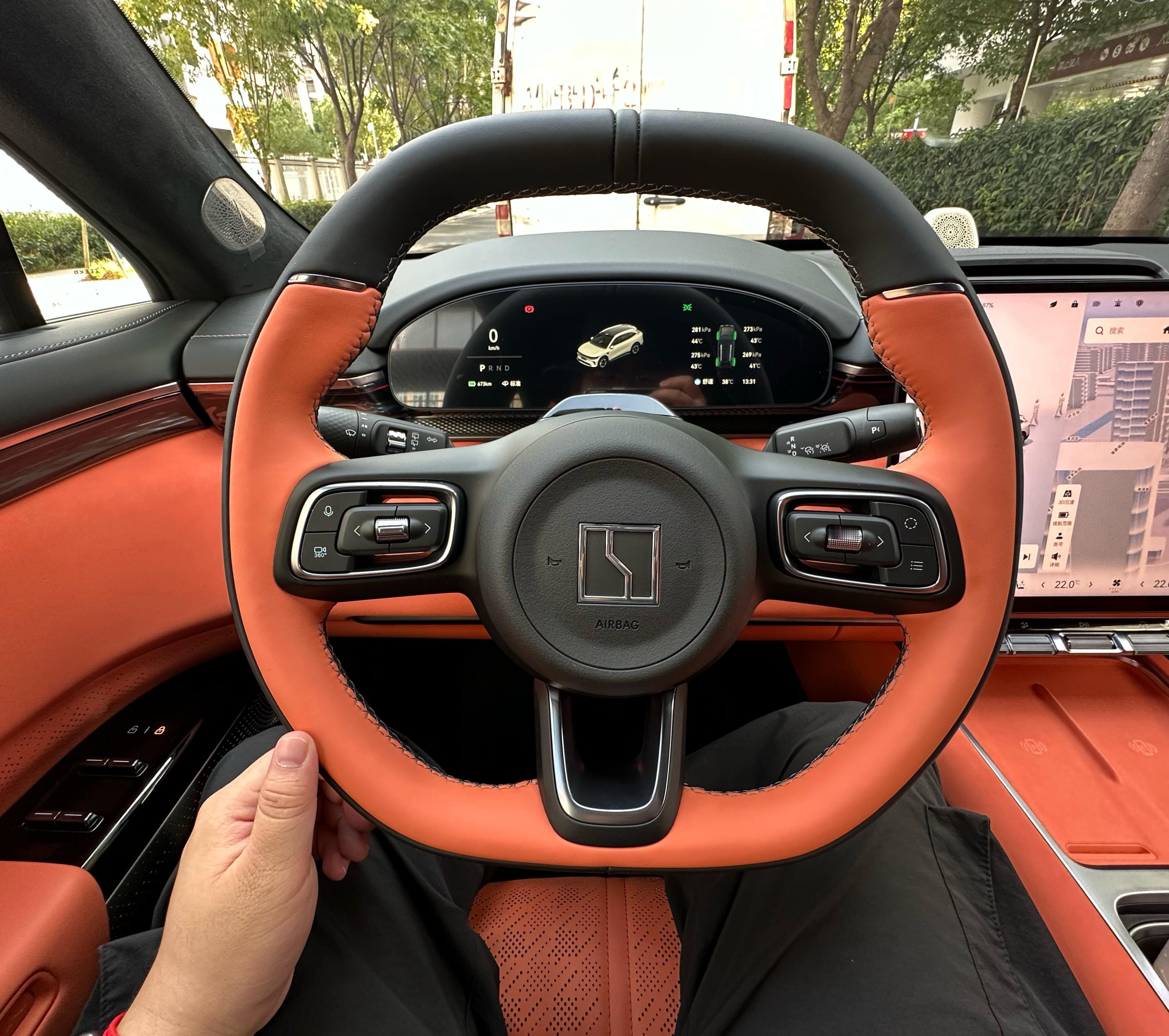 焕新极氪7X上市西装暴徒极氪的车子一直以来都很好开的这次内饰更加豪华了后排可以躺