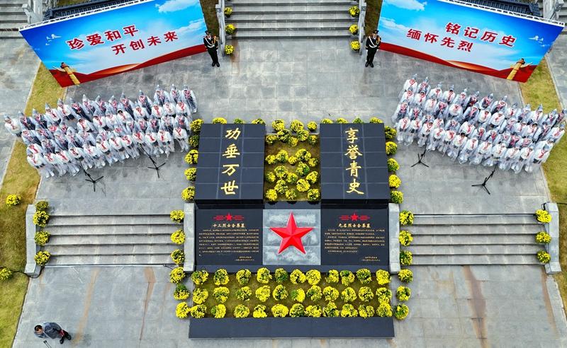 铭记英烈事迹，了解革命历史、英雄故事，不遗忘、不调侃、不抹黑。- 给家人、孩子讲