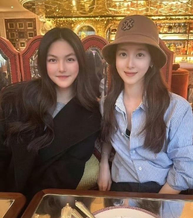 该说不说 这俩还挺有相同之处的 果然是贵气养人啊！ ​​​