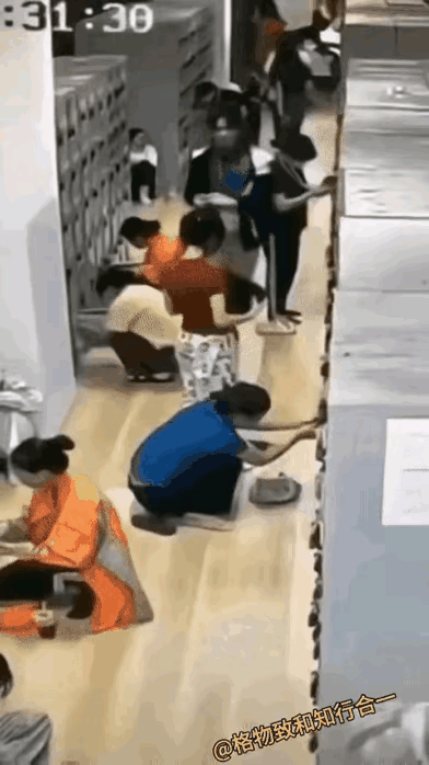 众目睽睽之下，这个男子就敢疯狂的做出这样的举动，这要是倒退40年，他的这种行为足