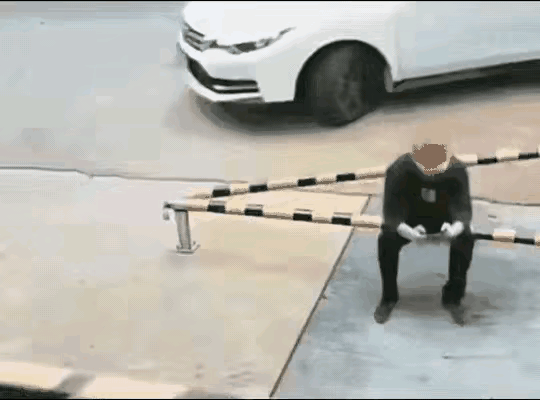 这位大哥，坐在栏杆上面看手机，看迷了神，什么都不管，有一辆白色小在他后面撞了他两