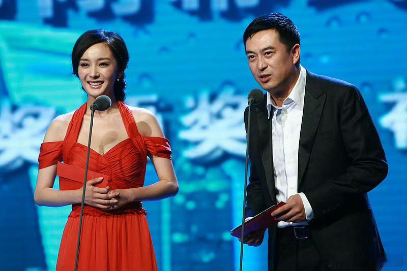 杨幂2011年白玉兰造型哇哦，以前长那样哦 