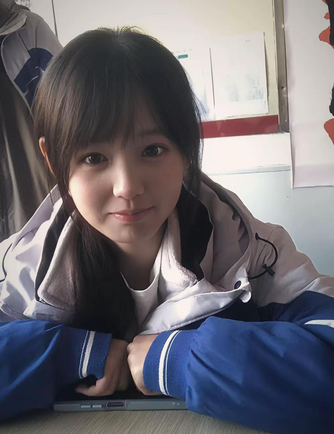 这姑娘看着好可爱，眼睛大大的。治愈心情萌美女 水灵灵的小脸蛋 温柔娇小的女生