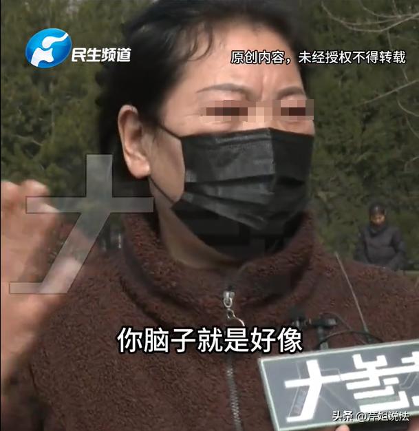 “路边别乱凑热闹。”河南，一位58岁女子，看到路边有人在算命，她也过去凑热闹，回